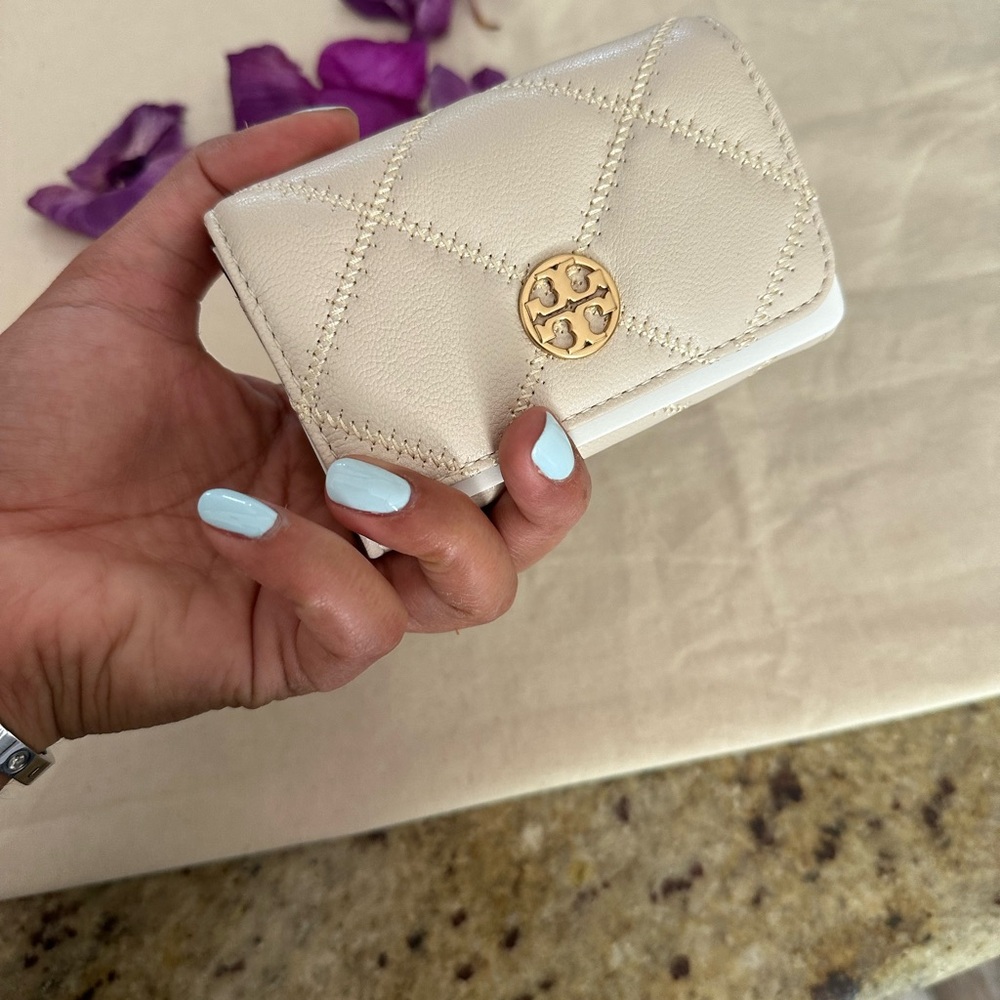 New Tory Burch Willa card case brie color /cream - Picture 5 of 6